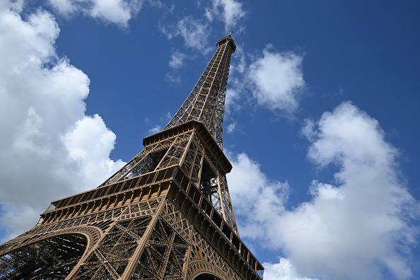 Vue générale de la Tour Eiffel à Paris.   (Stuart Franklin/Getty Images)