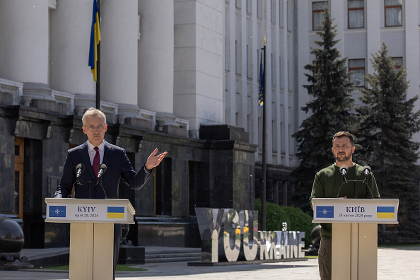 Le secrétaire général de l'OTAN, Jens Stoltenberg (à g.), fait un geste à côté du président ukrainien, Volodymyr Zelensky, lors de leur conférence de presse conjointe à Kiev, le 29 avril 2024. (Photo ROMAN PILIPEY/AFP via Getty Images)
