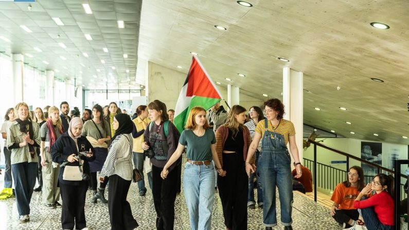 Des étudiants occupant l'université de Gand se rassemblent lors d'une action organisée par « End Fossil Ghent » et « Ghent Students For Palestine » à Gand, le 6 mai 2024. (Crédit photo JAMES ARTHUR GEKIERE/Belga/AFP via Getty Images)