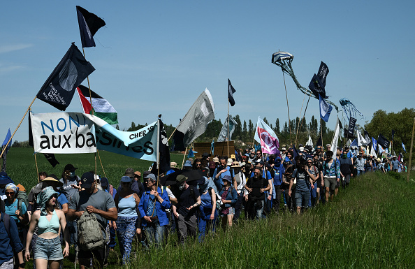 Des manifestants défilent lors d'un rassemblement pour protester contre la construction de mégabassines pour l'irrigation près de Billom, dans le centre de la France, le 11 mai 2024. (Photo JEAN-PHILIPPE KSIAZEK/AFP via Getty Images)