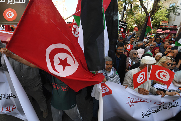 Un rassemblement organisé par l'alliance d'opposition du Front de salut national à Tunis, le 12 mai 2024, pour demander la libération de personnalités de l'opposition arrêtées et jugées critiques à l'égard du président du pays. (Photo FETHI BELAID/AFP via Getty Images)