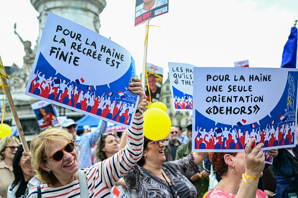 Plusieurs centaines de personne se sont rassemblées à Paris le 12 mai 2024 « contre la haine à l'école ». (Photo MIGUEL MEDINA/AFP via Getty Images)