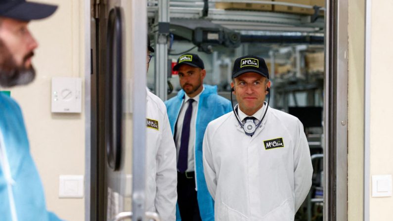 Le président Emmanuel Macron visite l'usine de frites McCain à Matougues, le 13 mai 2024, en marge d'une journée de rencontres avec des chefs d'entreprise étrangers dans le cadre de l'événement "Choose France". (GONZALO FUENTES/POOL/AFP via Getty Images) 