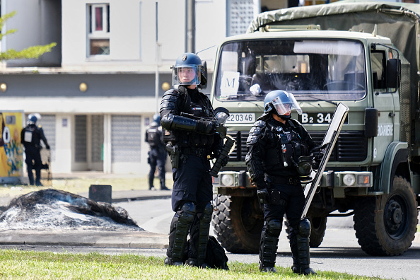 Des gendarmes gardent l'entrée du quartier de la Vallée-du-Tir, à Nouméa, le 14 mai 2024. (Photo THEO ROUBY/AFP via Getty Images)