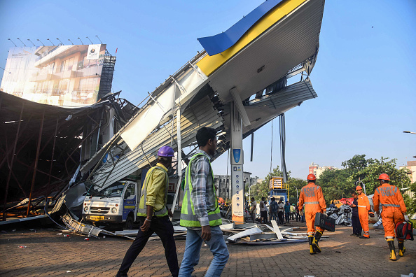 Un jour après l'effondrement d'un panneau publicitaire dans une station-service à la suite d'une tempête, à Mumbai le 14 mai 2024. (Photo IMTIYAZ SHAIKH/AFP via Getty Images)