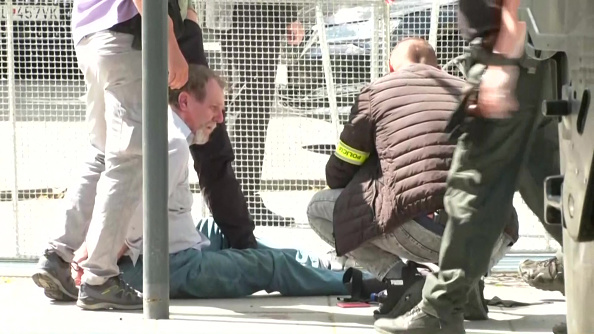 Cette image tirée d'une séquence vidéo obtenue par AFPTV montre le personnel de sécurité appréhendant un tireur présumé (C/GROUND) après que le Premier ministre slovaque Robert Fico a été abattu à Handlova le 15 mai 2024. (RTVS/AFP via Getty Images)