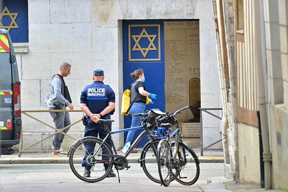 La synagogue de la ville de Rouen où la police a tué un homme armé qui a mis le feu l’édifice, le 17 mai 2024. (Photo LOU BENOIST/AFP via Getty Images)