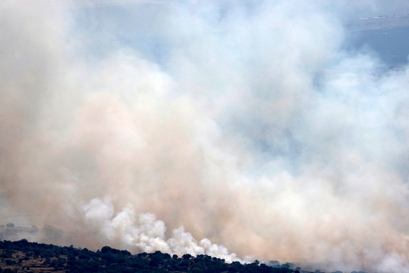De la fumée s'élève sur le site d'un tir de roquette en provenance du Liban sur le plateau du Golan annexé par Israël, le 17 mai 2024. (Photo JALAA MAREY/AFP via Getty Images)