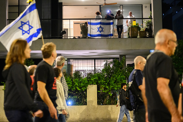 Des manifestants défilent sur le boulevard Rothschild pour réclamer un accord sur les otages et un cessez-le-feu lors du Yom Ha'atzmaout, le 13 mai 2024 à Tel Aviv, en Israël. (Photo Alexi J. Rosenfeld/Getty Images)