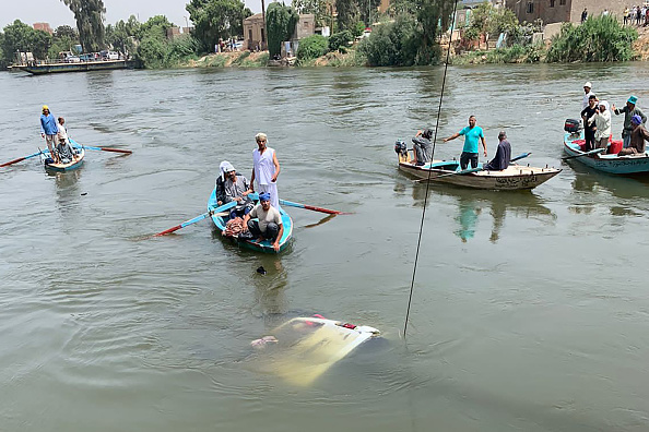 Des sauveteurs retirent le minibus tombé dans le Nil près du village d'Abu Ghaleb, le 21 mai 2024. (Photo -/AFP via Getty Images)