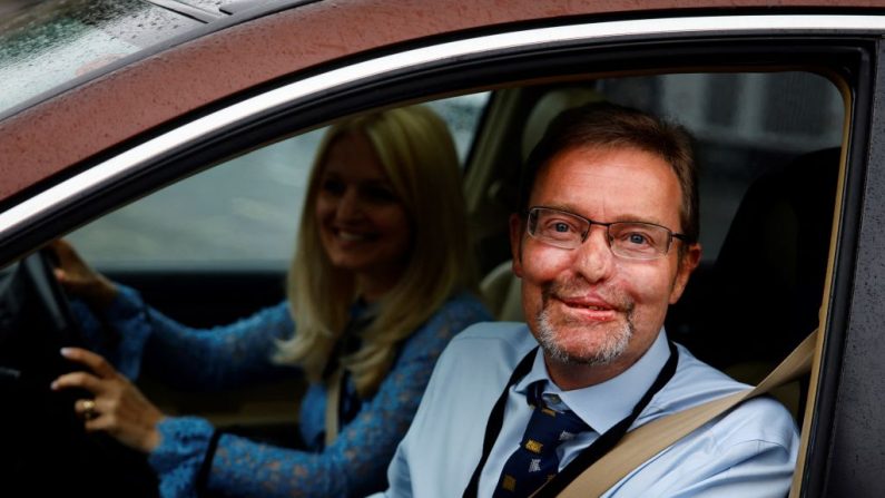 Le député conservateur britannique Craig Mackinlay arrive en voiture au palais de Westminster, le 22 mai 2024, avant la session hebdomadaire des questions au Premier ministre (PMQ) à la Chambre des communes.(Photo BENJAMIN CREMEL/AFP via Getty Images)