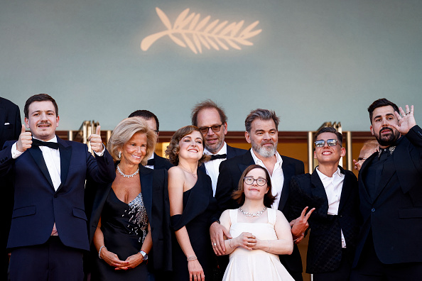L'équipe du film "Un p'tit truc en plus" au Festival de Cannes, le 22 mai 2024. (Photo SAMEER AL-DOUMY/AFP via Getty Images)