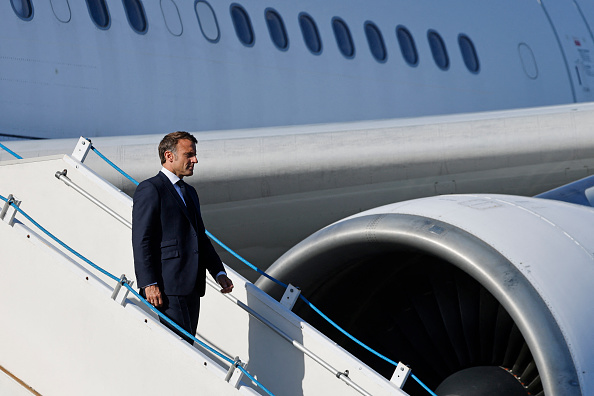 Le Président Emmanuel Macron à sa descente d’avion à Nouméa, le 23 mai 2024. (Photo LUDOVIC MARIN/POOL/AFP via Getty Images)