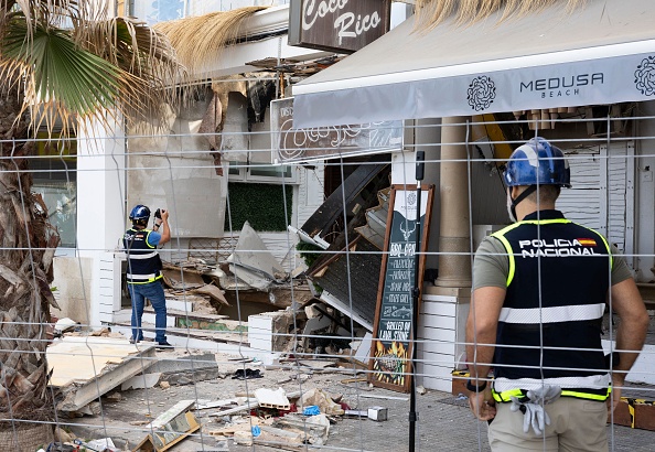 Des policiers enquêtent un jour après l'effondrement d'un restaurant de deux étages à Playa de Palma, le 24 mai 2024. (Photo JAIME REINA/AFP via Getty Images)