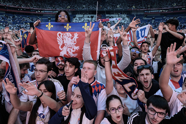 Retransmission de la finale de la Coupe de France de football entre le Paris Saint-Germain et l'Olympique lyonnais dans la fan zone du Groupama Stadium de Décines-Charpieu, dans l'agglomération lyonnaise. (Photo JEAN-PHILIPPE KSIAZEK/AFP via Getty Images)