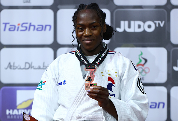 Clarisse Agbégnénou arrache la médaille de bronze aux Championnats du monde de judo, le 21 mai 2024 à Abu Dhabi, Émirats arabes unis. (Photo Francois Nel/Getty Images)