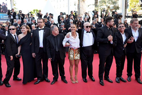 Alice Belaidi, Artus, Clovis Cornillac et les acteurs du film 'Un p'tit truc en plus' assistent au Festival de Cannes le 22 mai 2024.  (Neilson Barnard/Getty Images)