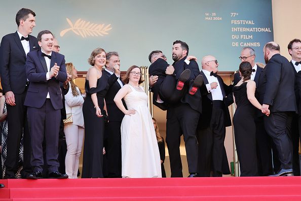 Les acteurs de 'Un p'tit truc en plus', lors du 77ème Festival de Cannes le 22 mai 2024 (Neilson Barnard/Getty Images)
