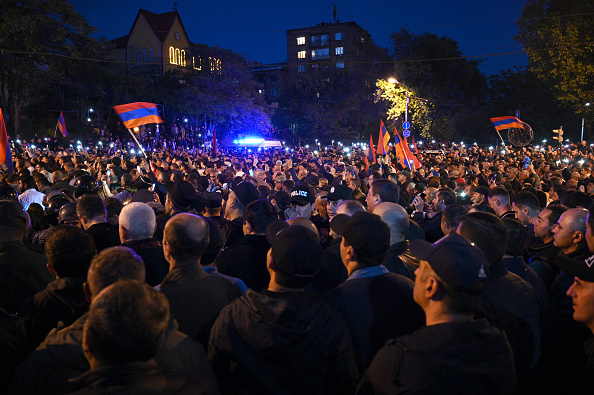 Des manifestants se rassemblent près de la résidence du Premier ministre arménien Nikol Pashinyan pour exiger sa démission suite à la cession de terres à l'Azerbaïdjan voisin, à Erevan, le 26 mai 2024. (Photo by KAREN MINASYAN/AFP via Getty Images)