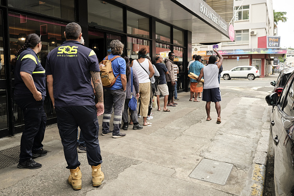 Des habitants font la queue devant une boulangerie alors que l'accès aux soins, à la nourriture et à l'essence reste précaire, à Nouméa. (Photo THEO ROUBY/AFP via Getty Images)
