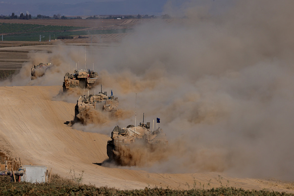 Des véhicules blindés de transport de troupes de l'armée israélienne opèrent dans le sud d'Israël près de la frontière avec la bande de Gaza, le 29 mai 2024. (Photo JACK GUEZ/AFP via Getty Images)