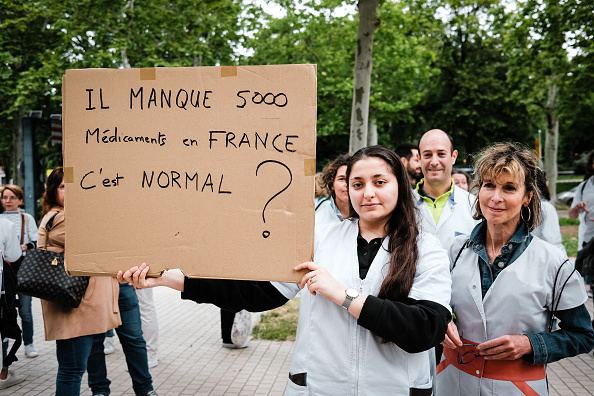 Manifestant avec la pancarte « Il manque 5000 médicaments en France... » à Toulouse, le 30 mai 2024. (Photo PAT BATARD/Hans Lucas/AFP via Getty Images)