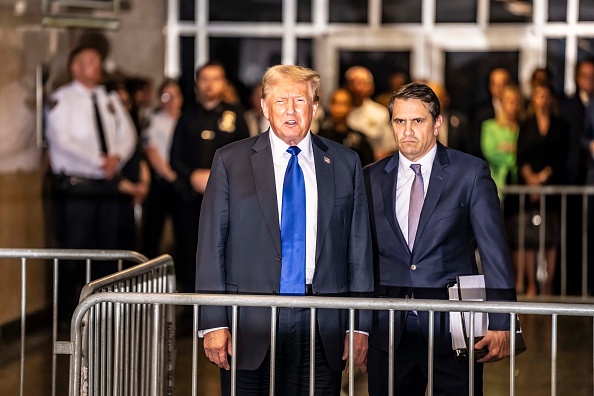 L'ancien président Donald Trump et son avocat Todd Blanche sortent du tribunal pénal de Manhattan, le 30 mai 2024 à New York. (Photo Mark Peterson - Pool/Getty Images)