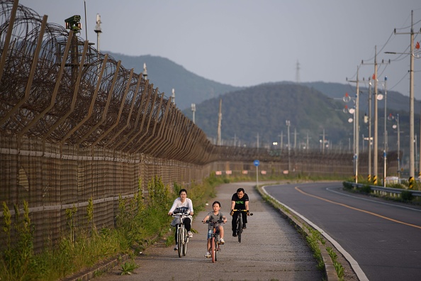 Le long d'une clôture de barbelés de la zone démilitarisée (DMZ) séparant la Corée du Nord et la Corée du Sud, sur l'île de Ganghwa. (Photo  ED JONES/AFP via Getty Images)