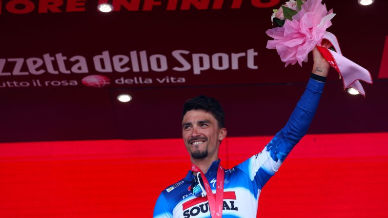 Julian Alaphilippe, vainqueur de la 12e étape du Tour d'Italie jeudi à Fano, est devenu le dixième coureur français, le seul en activité, à s'être imposé sur les trois grands Tours. (Photo : LUCA BETTINI/AFP via Getty Images)
