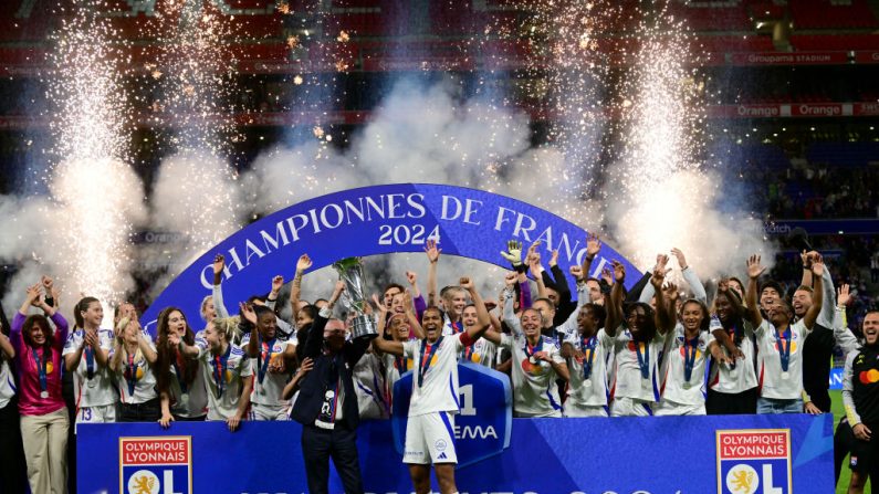 Lyon a remporté son dix-septième titre de champion de France de football féminin après sa victoire 2 à 1 sur le Paris Saint-Germain, vendredi au terme d'une terne finale des play-offs de Division 1 au Groupama Stadium. (Photo : OLIVIER CHASSIGNOLE/AFP via Getty Images)