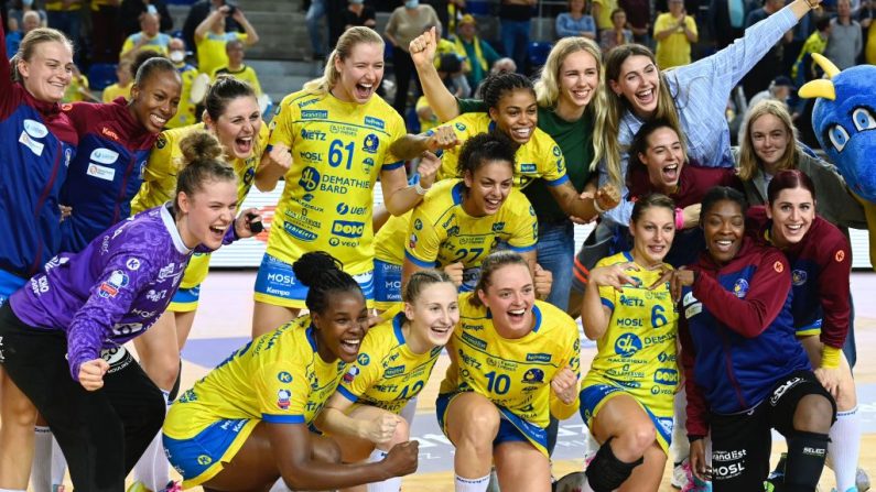 Les handballeuses de Metz ont remporté samedi à Paris contre Dijon (29-20) leur 12e Coupe de France, première levée d'un inédit triplé visé, avec le championnat et la Ligue des champions. (Photo : JEAN-CHRISTOPHE VERHAEGEN/AFP via Getty Images)