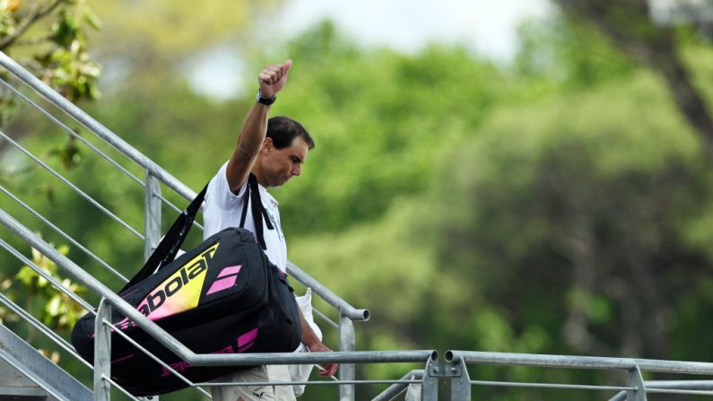 Rafael Nadal, quatorze fois vainqueur de Roland-Garros mais dont la forme et la participation restent incertaines à moins d'une semaine de l'édition 2024, s'est entraîné sur le Central parisien lundi après-midi. (Photo : Mike Hewitt/Getty Images)