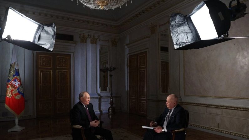 Le président russe Vladimir Poutine accorde une interview à l'animateur de télévision et directeur général de l'agence de presse Rossiya Segodnya (RIA Novosti), Dmitry Kiselyov, au Kremlin, à Moscou, le 12 mars 2024. (Gavriil Grigorov/AFP via Getty Images)