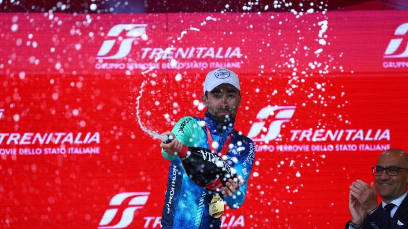 Valentin Paret-Peintre a levé les bras sur le Tour d'Italie pour signer la deuxième victoire française sur cette 107e édition du Giro. (Photo : LUCA BETTINI/AFP via Getty Images)