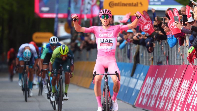 Tadej Pogacar a réalisé une première semaine du Tour d'Italie "presque parfaite" avec trois victoires d'étape et le maillot rose de leader depuis la 2e étape, a-t-il jugé lundi à l'occasion du premier jour de repos du Giro 2024. (Photo : LUCA BETTINI/AFP via Getty Images)