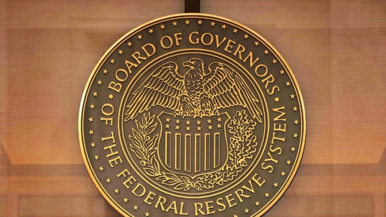 Le sceau de la Réserve fédérale tel qu'il apparaît à l'extérieur du bâtiment William McChesney Martin de la Fed à Washington le 13 mars 2023. (Alex Wong/Getty Images)