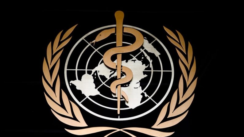 Le logo de l'Organisation mondiale de la santé (OMS) à l'entrée de son siège à Genève, en Suisse, le 9 mars 2020. (Fabrice Coffrini/AFP via Getty Images)