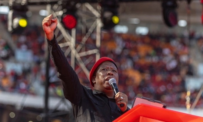 Le leader des Combattants pour la liberté économique, Julius Malema (C), fait un geste depuis la scène alors qu'il célèbre le 10e anniversaire du parti à Johannesburg, le 29 juillet 2023. (Guillem Sartorio/AFP via Getty Images)