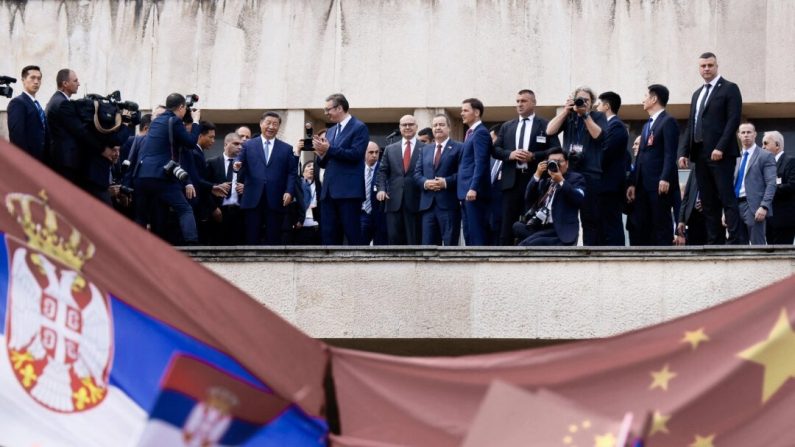 Le président serbe Aleksandar Vucic, accompagné du dirigeant chinois Xi Jinping, s'adresse aux personnes rassemblées devant le Palais de Serbie lors d'une cérémonie de bienvenue à Belgrade, le 8 mai 2024. (STRINGER/AFP via Getty Images)