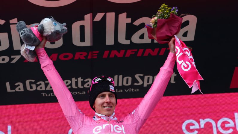 Tadej Pogacar a souligné lundi qu'il voulait "d'abord bien finir le Giro", en "se préservant peut-être un peu plus", avant de se concentrer à 110%" sur le Tour de France. (Photo : LUCA BETTINI/POOL/AFP via Getty Images)