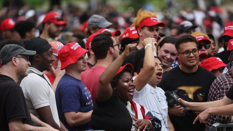 Des personnes assistent à un meeting électoral en faveur de l'ancien président Donald Trump à Crotona Park dans le South Bronx, à New York City, le 23 mai 2024. (Spencer Platt/Getty Images)