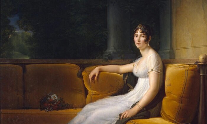 Madame Bonaparte portait une robe diaphane à la silhouette empire, toujours en vogue aujourd'hui. Détail du portrait de Jospehine de 1801 par François Gérard. Huile sur toile. Musée de l'Ermitage, Saint-Pétersbourg. (Domaine public)