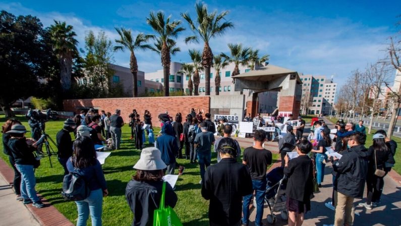 Des étudiants chinois et leurs sympathisants tiennent un mémorial pour le Dr Li Wenliang à l'extérieur du campus de l'UCLA à Westwood, en Californie, le 15 février 2020. (Mark Ralston/AFP via Getty Images)