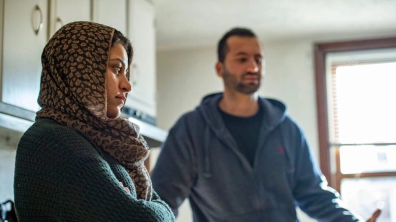 Israr et sa femme Sayeda, évacués d'Afghanistan, dans leur nouvel appartement à Charlestown (Massachusetts) le 21 février 2022, après avoir fui l'Afghanistan avec des milliers d'autres Afghans évacués après la chute de Kaboul. (Joseph Prezioso/AFP/Getty Images)