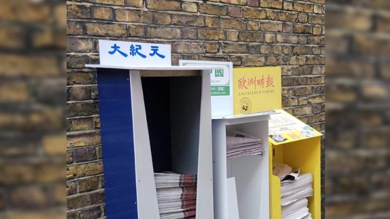 Photo d'archives non datée montrant des kiosques à journaux en langue chinoise, dont l'édition d'Epoch Times (à g.) en Angleterre. (Epoch Times)