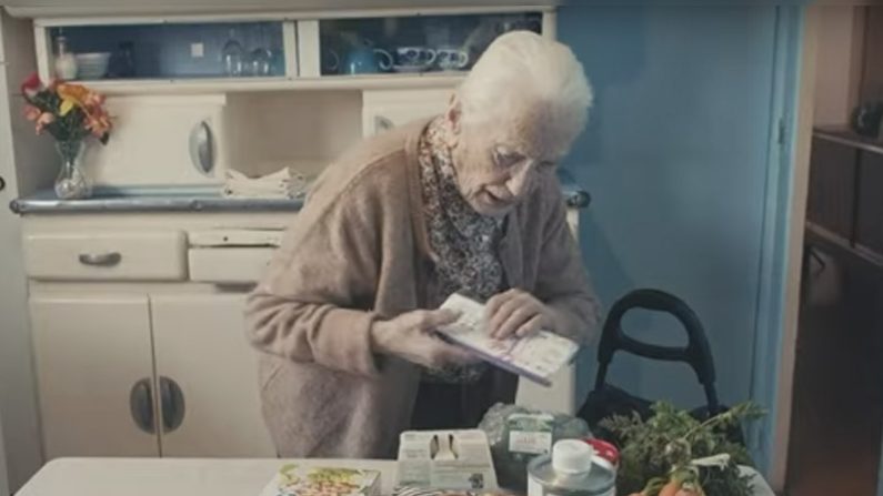 Lena, 102 ans, a été choisie pour devenir l’égérie de Monoprix. (Capture d’écran vidéo Mieux consommer – Les coulisses. Monoprix)