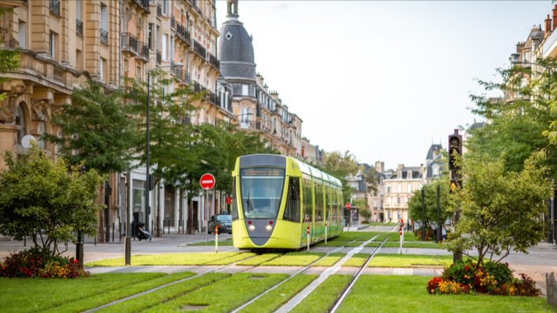 Un tramway à Reims. (Photo: RossHelen/Shutterstock)