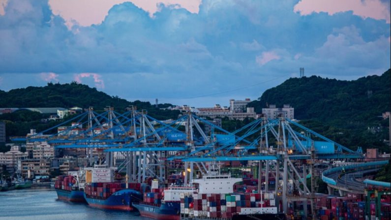 Des cargos sont vus dans un port à Keelung, Taïwan, le 07 août 2022. (Annabelle Chih/Getty Images)