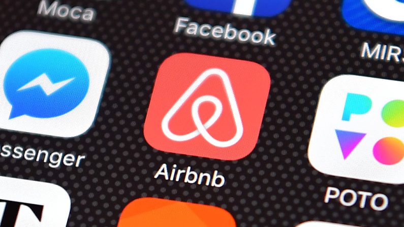 Le logo de l'application Airbnb sur un iPhone le 3 août 2016 à Londres, Angleterre. (Photo par Carl Court/Getty Images)