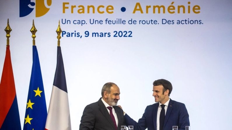 Le président français Emmanuel Macron salue le Premier ministre arménien Nikol Pashinyan lors d'une conférence marquant les 30 ans de l'ouverture des relations diplomatiques entre la France et l'Arménie à Paris, le 9 mars 2022. (Christophe Petit Tesson/AFP via Getty Images)